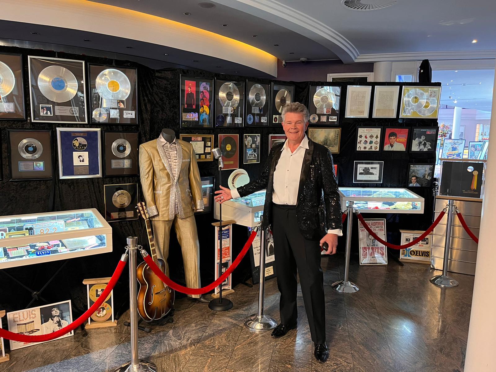 Robin Klarenbeek bij zijn unieke Elvis verzameling